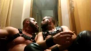 Online film Leather muscled hunks smoking together