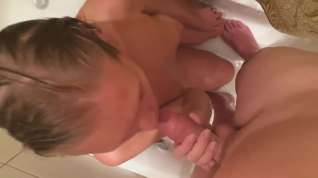 Online film Hot blonde sucking BF in the bathtub