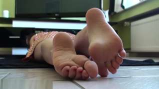 Online film Brunette babe feet in the pose