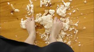 Online film Sassy Ava Barefoot Bread Crushing