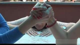 Online film 3 girls arm wrestling