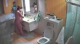 Online film In the toilet to clean wife