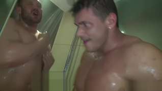 Online film Muscle Worship in the shower