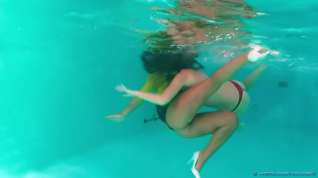Online film The girls take a swim and wrestle in the pool (part 1)