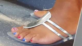 Online film Ebony women's pretty feet with some nice US pedicure.