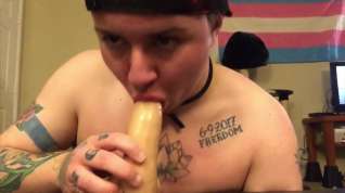 Online film FTM Gives Toy A Blow Job
