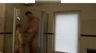 Online film Giant muscle man shower with tiny small guy