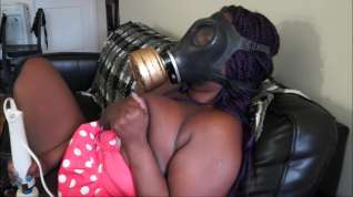 Online film sexy ebony masturbating in gasmask