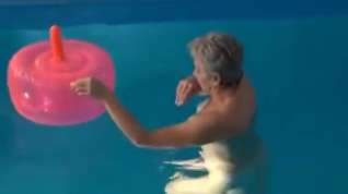 Online film Granny In The Pool With Dildo Inflatable