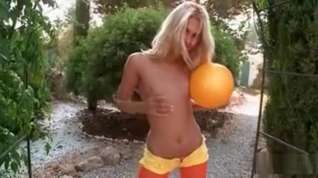 Online film Sexy Hot Blond Doing Outdoor Striptease Show