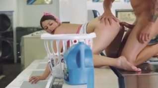 Online film The Spinning Action Turns Her On At The Laundromat