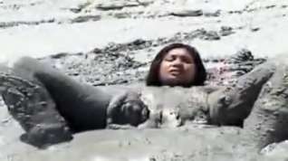 Online film lady in mud