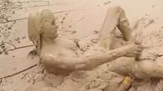 Online film Lady masterbating in mud