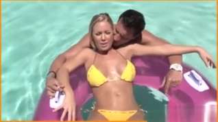 Online film Blonde Gets Naughty In A Pool