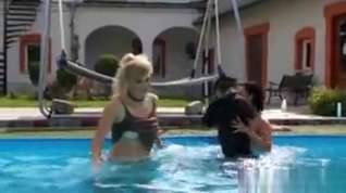 Online film Czech Babes Fc Pool Party