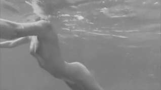 Online film solo girl in water