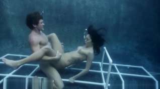 Online film Sex underwater with brunette