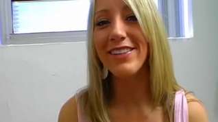 Online film Seductive Hottie Gladly Starts Fellatio For Her Dude