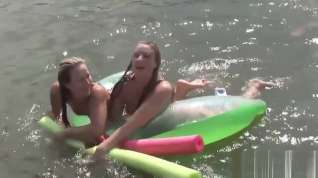 Online film Raunchy Babes Have Fun In The Water
