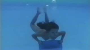 Online film Arin underwater striptease