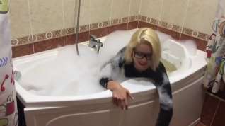 Online film Bath with jeans and jacket