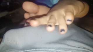 Online film She make me cum rubbing her feet on my lap