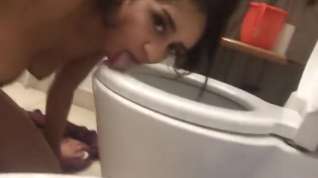 Online film Indian teen licks the toilet clean