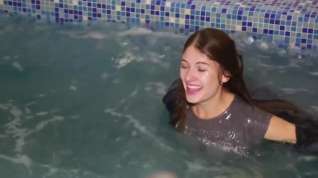 Online film Wetlooker Fun in a Pool