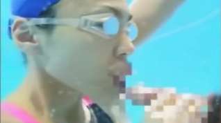 Online film Swimmer sucks underwater