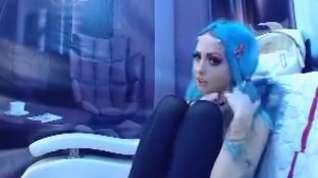 Online film Tattoed emo gothic chick remove stockings and sucks her toes