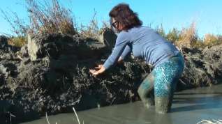 Online film Blue Leggings Pants Wet and Mud Brunette Girl
