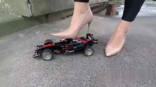 Online film Crushing and destroying a car under high heels