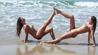 Online film Elly and Scarlett Morgan Nude Swim on beach