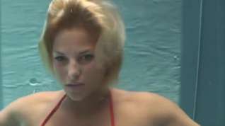 Online film Blonde bikini babe with awesome body shows skills underwater