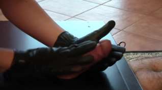 Online film Friction orgasmique avec des gants en cuir noirs