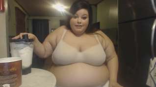 Online film Young Obese Latina Feedee Stuffs Herself Even Fatter