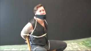 Online film BG Beefy stud in leather vest tied to chair and gagged