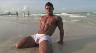 Online film Handsome hot bodybuilder beach