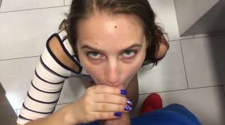 Online film Extreme sex in the public toilet in the mall