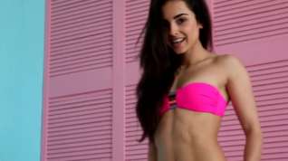 Online film Karina - Sporty Brunette Shows Off Her Tight Body