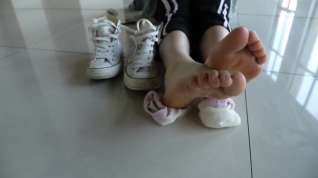 Online film Chinese teen shows her feet 7