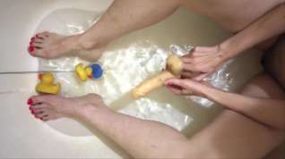 Online film Sexy legs in the bath, dildo fucks hairy pussy, cum