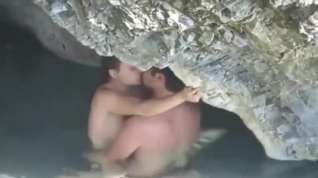 Online film Couple get caught fucking in secretly at the beach