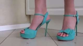 Online film Milena bug crushing in sexy blue high heels.
