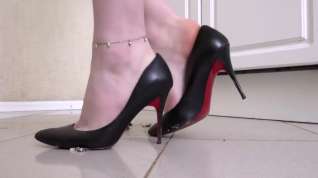 Online film Sexy Marina crushing roaches under sexy black heels.