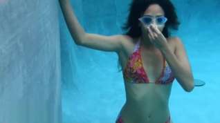 Online film Bikini girl breathholding underwater