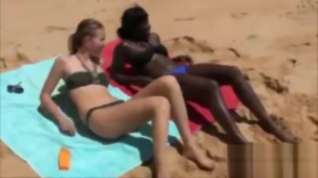 Online film Guy Fucks Black And White Girls On The Beach