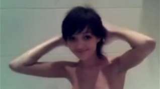 Online film Cute Webcam Teen Shaves In The Bath 2