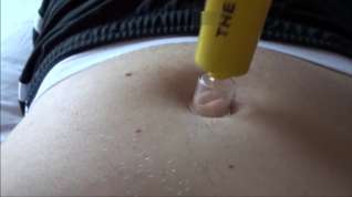 Online film Belly Button Pull Out