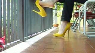 Online film Men Wear Yellow High Heels Stiletto Shoes
